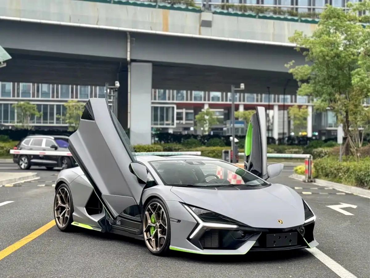 LAMBORGHINI REVUELTO