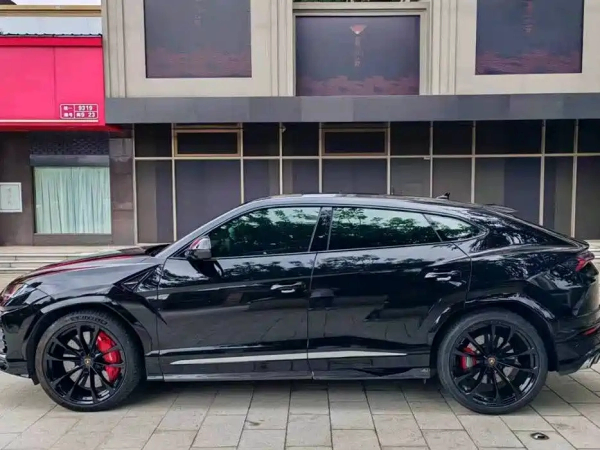 LAMBORGHINI URUS