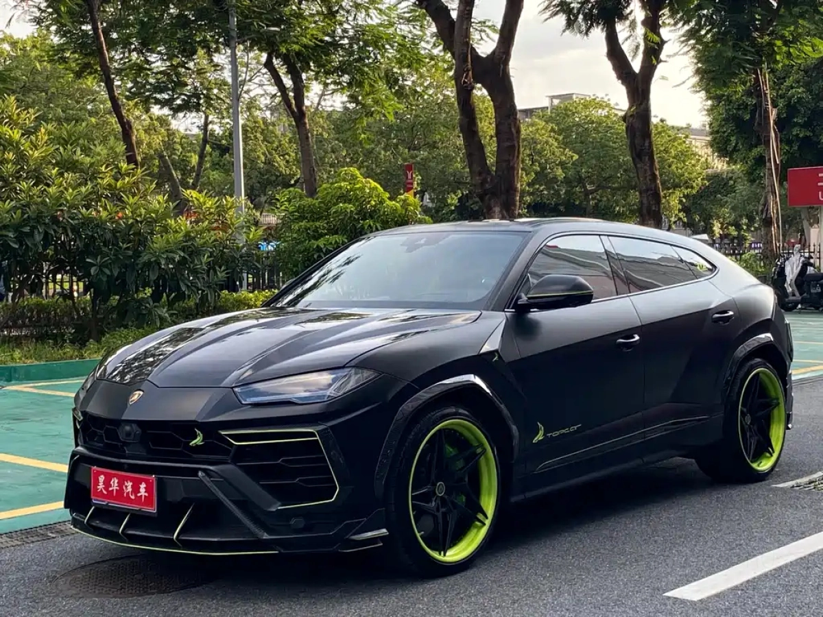 LAMBORGHINI URUS