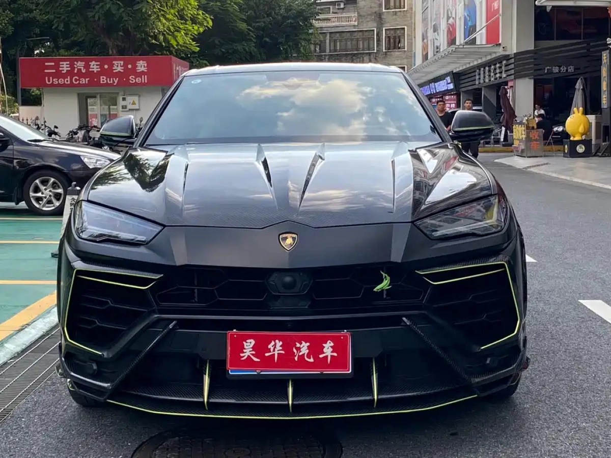 LAMBORGHINI URUS