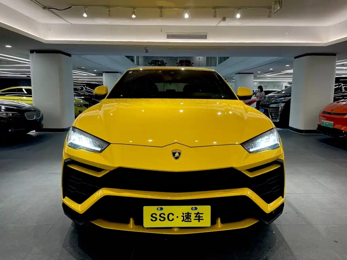 LAMBORGHINI URUS