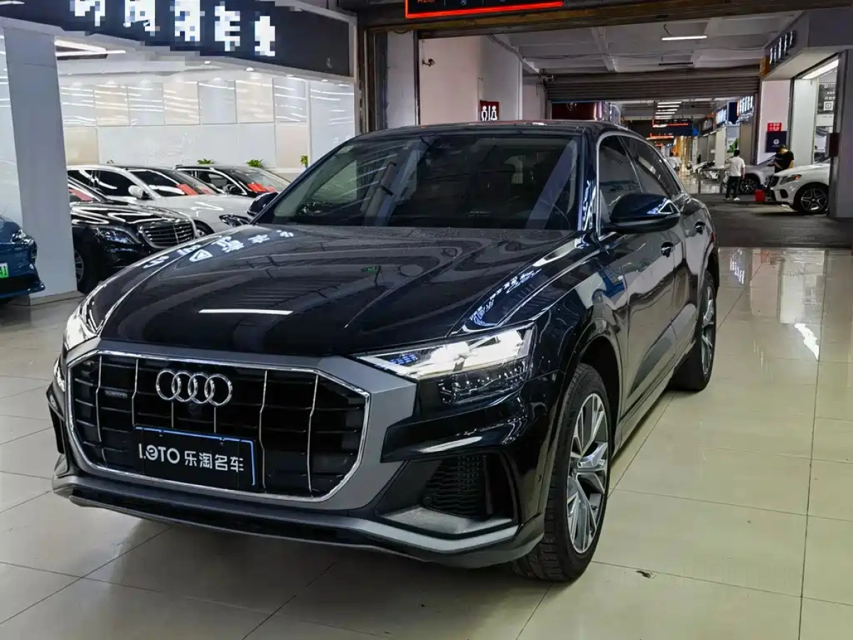 AUDI Q8