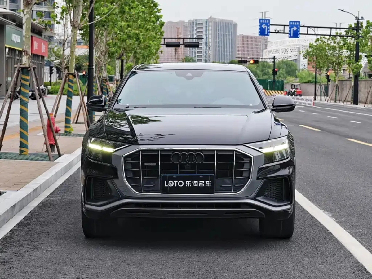 AUDI Q8