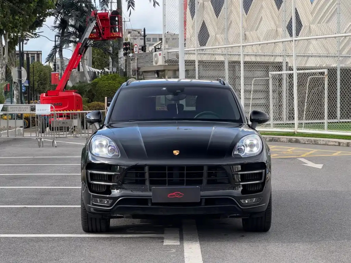 PORSCHE MACAN