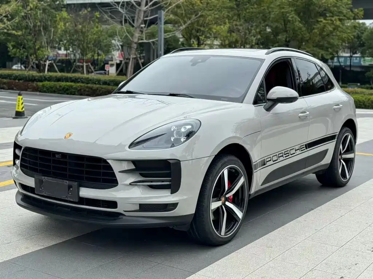 PORSCHE MACAN