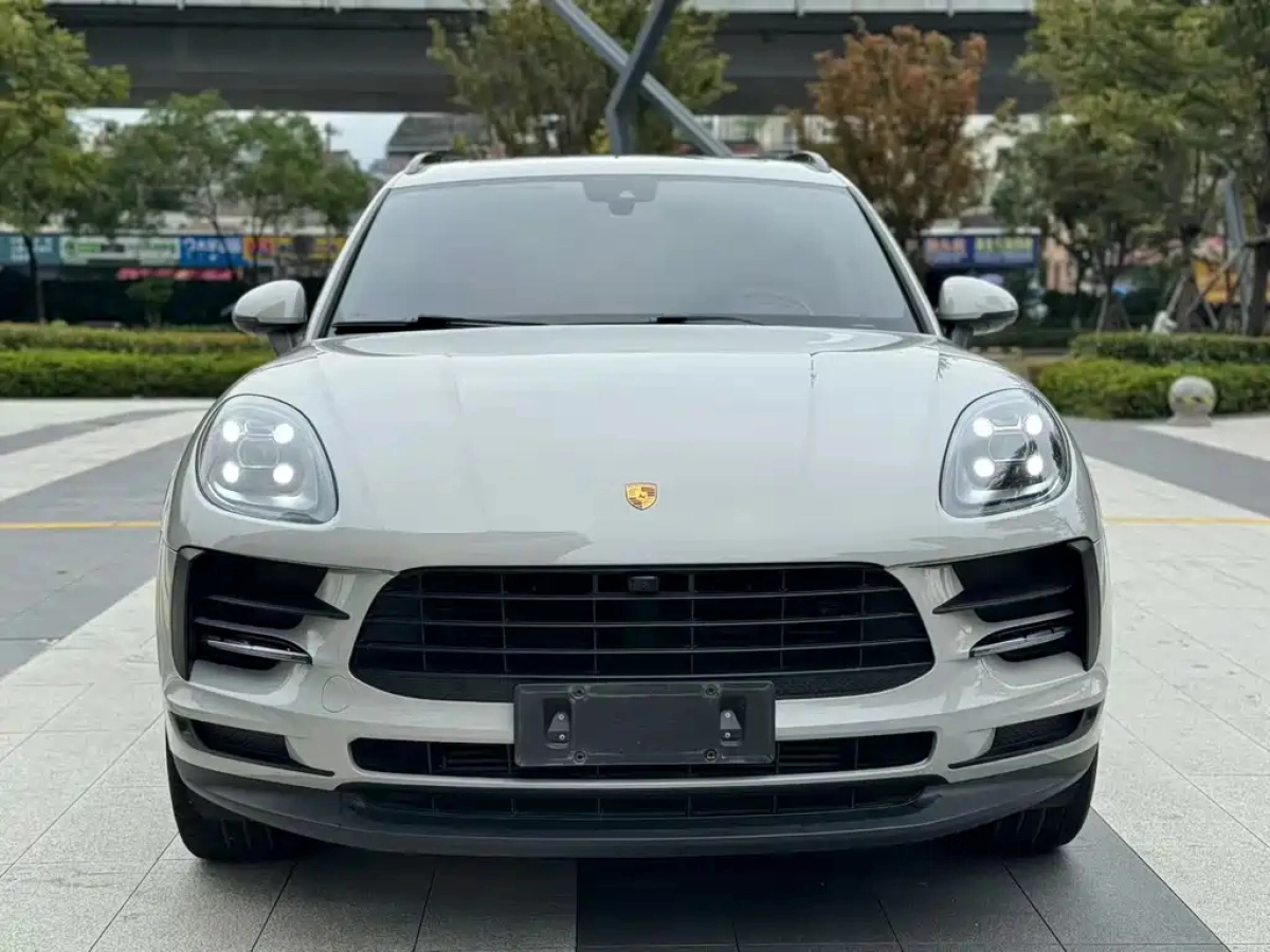 PORSCHE MACAN