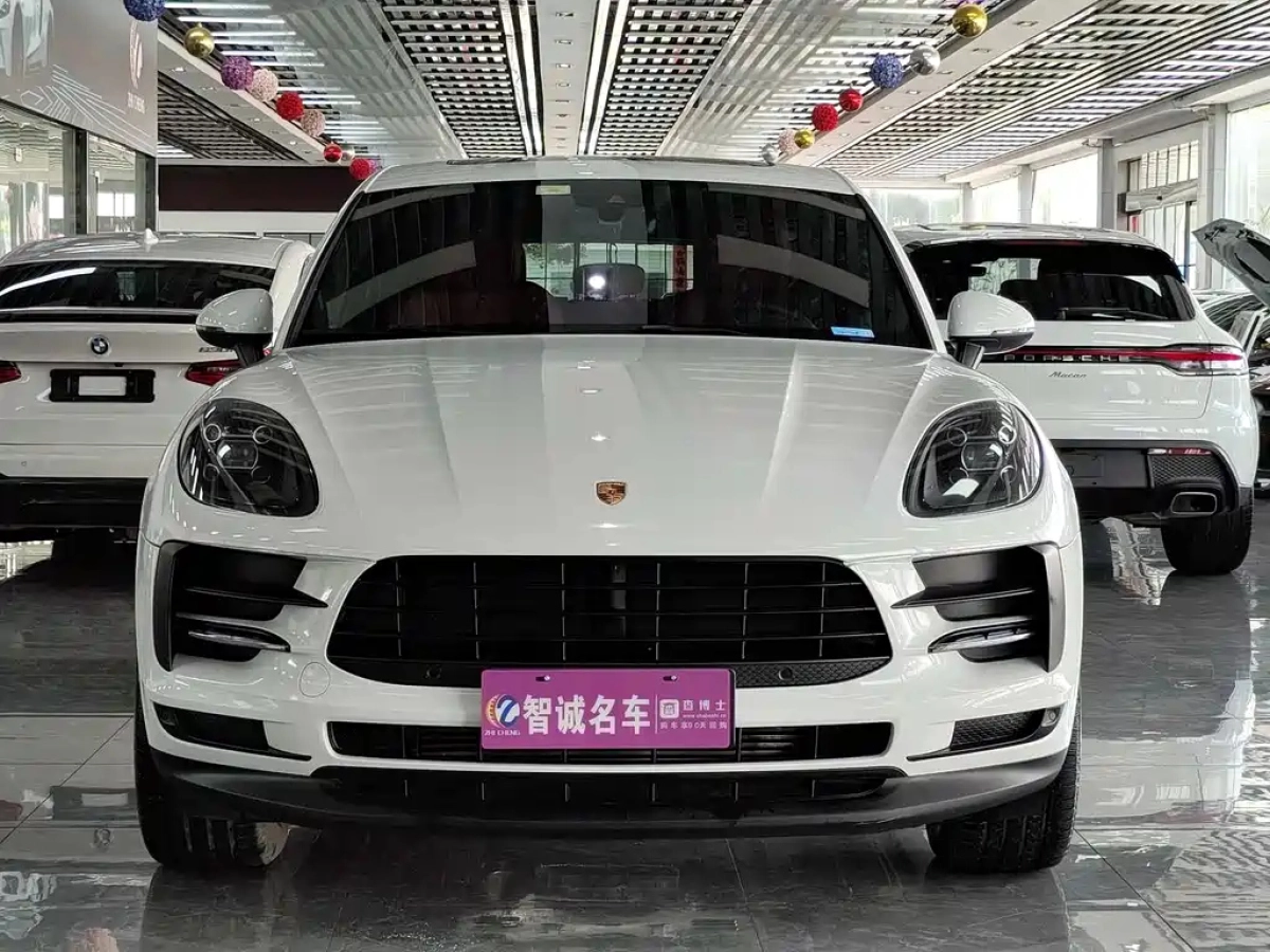 PORSCHE MACAN