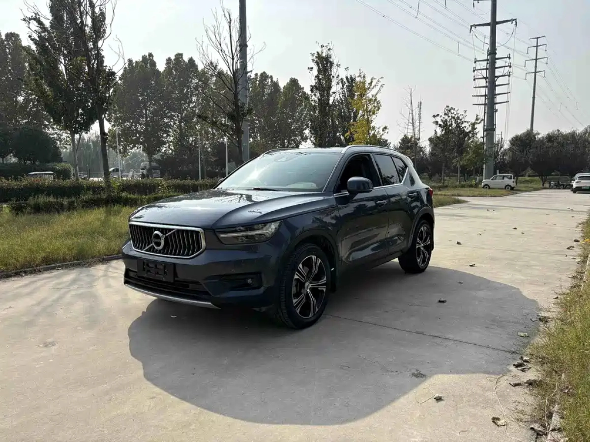 VOLVO XC40