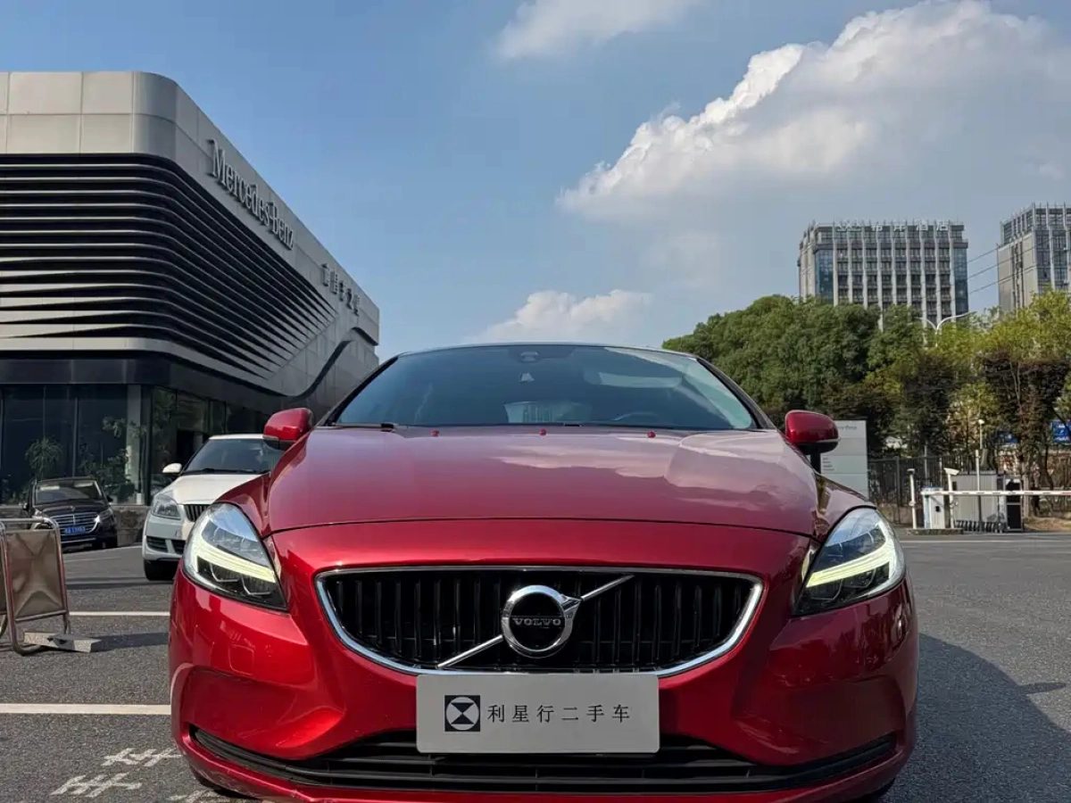 VOLVO V40