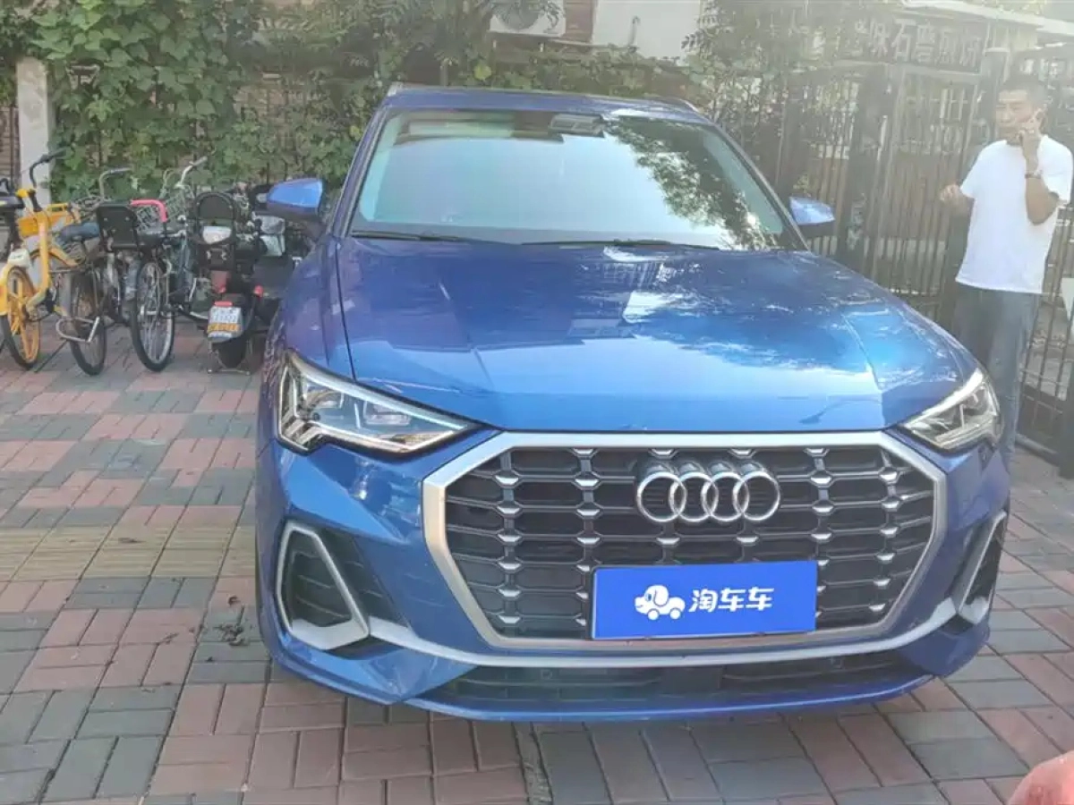 AUDI Q3