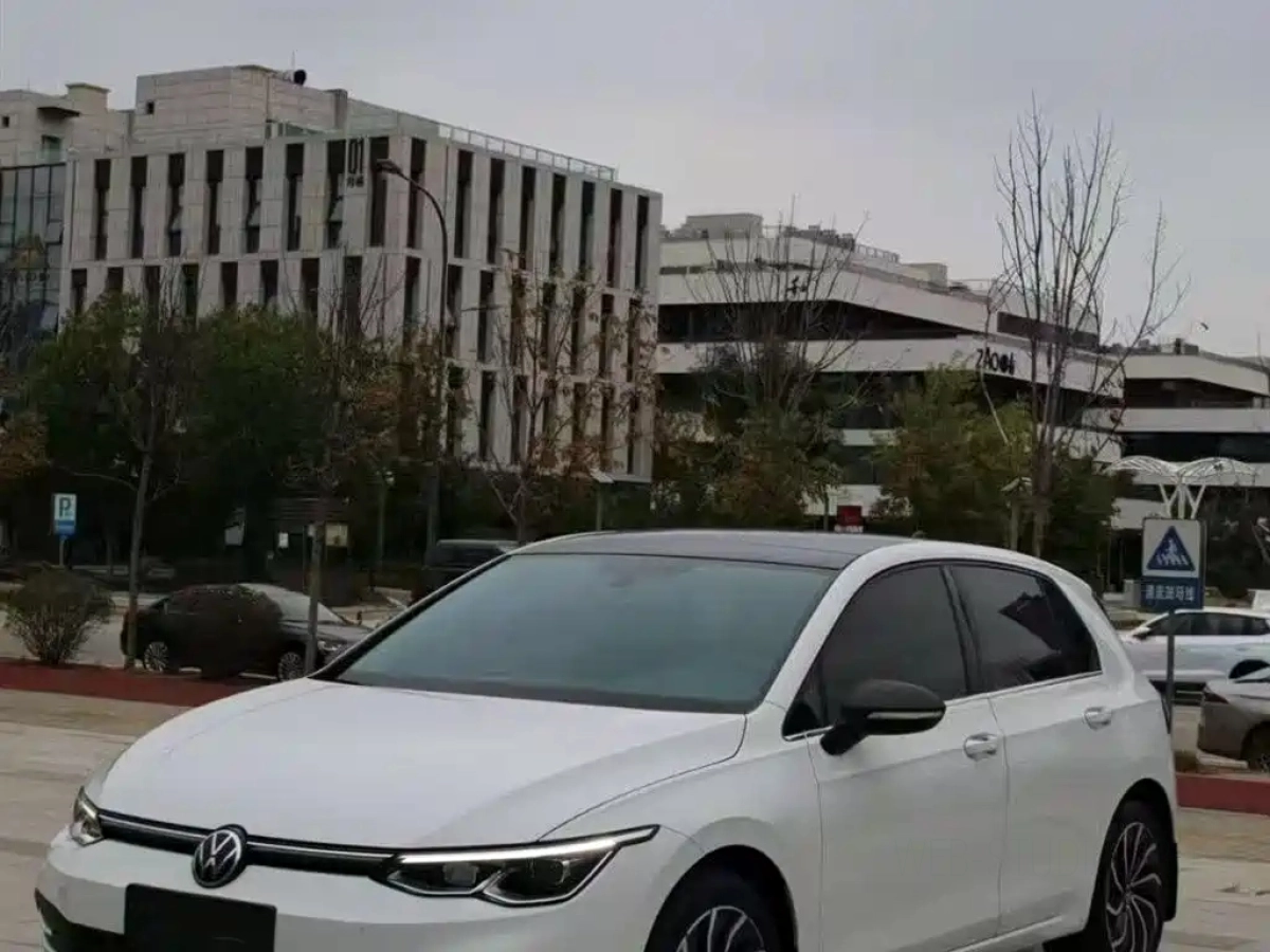 VOLKSWAGEN GOLF  2023