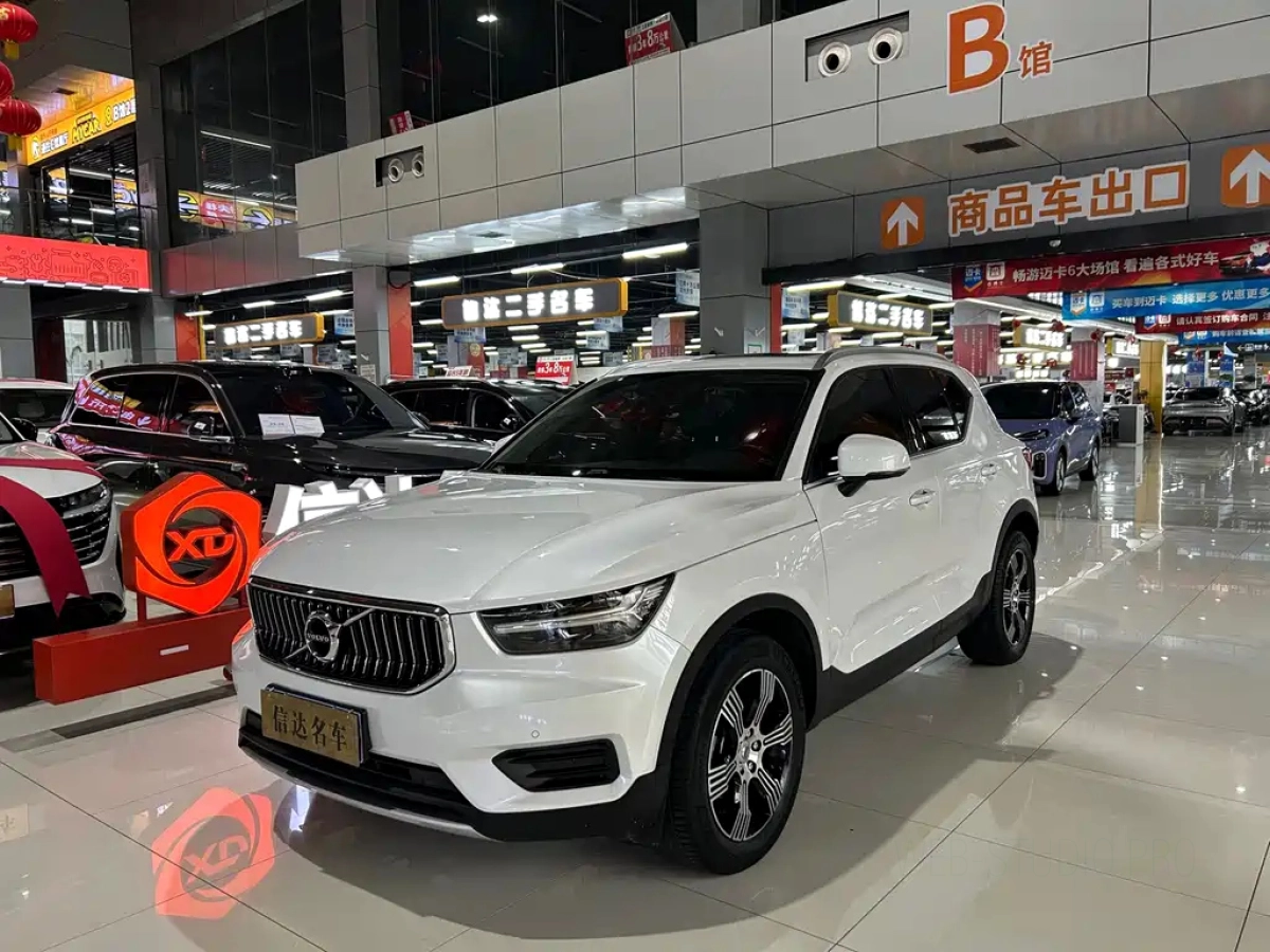 VOLVO XC40