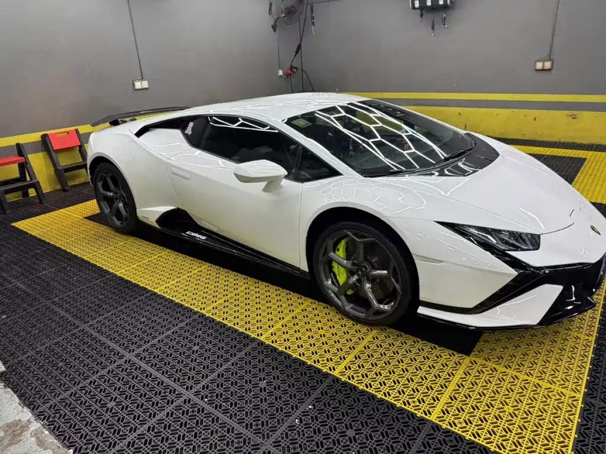 LAMBORGHINI HURACAN