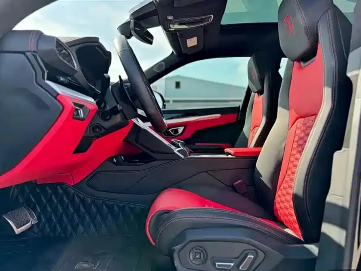 LAMBORGHINI URUS