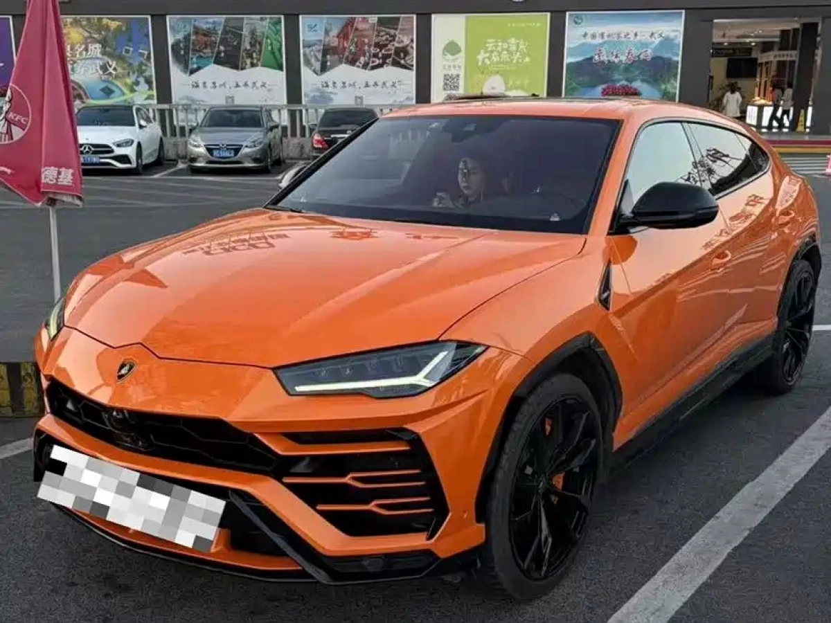 LAMBORGHINI URUS
