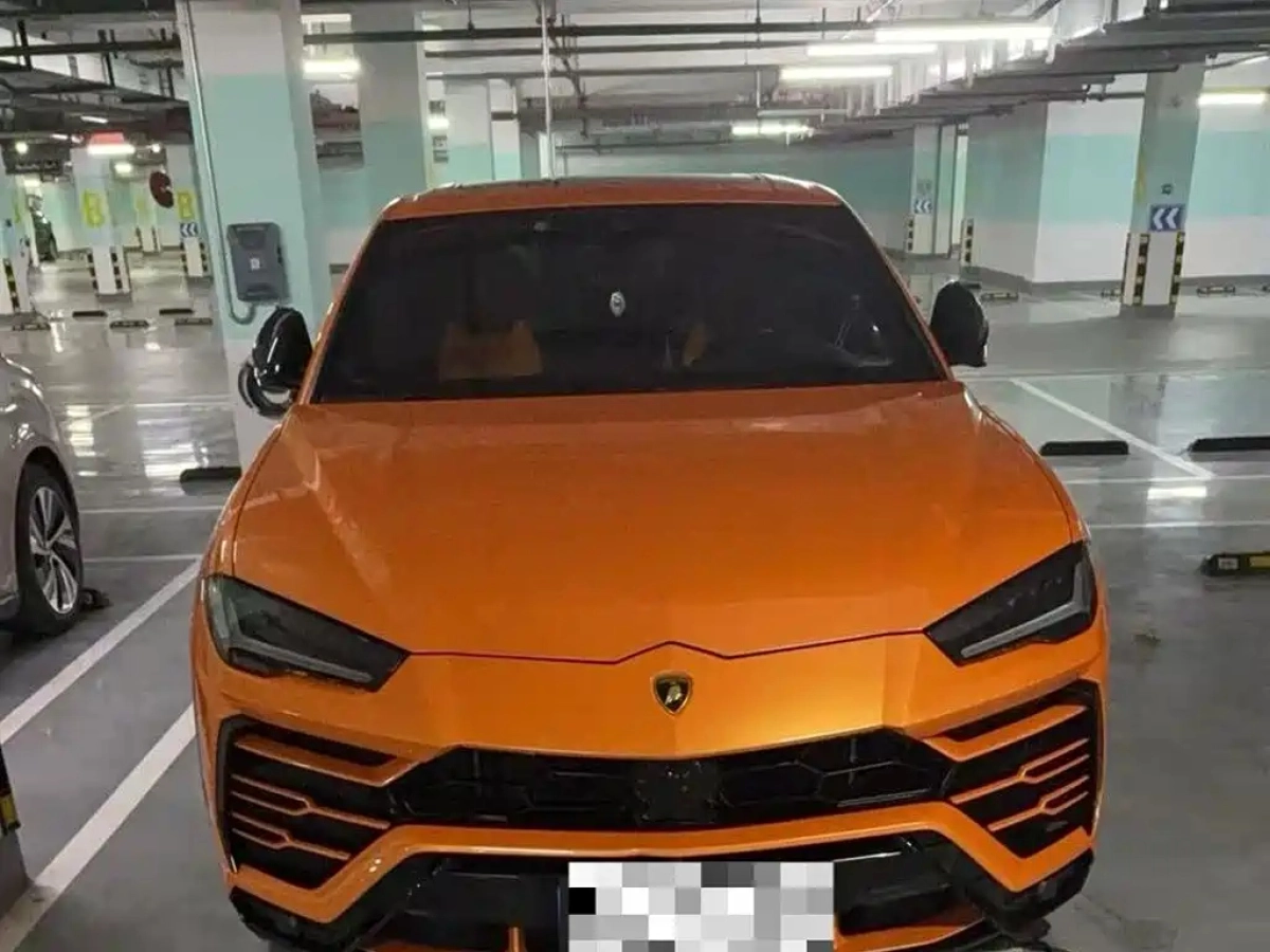 LAMBORGHINI URUS