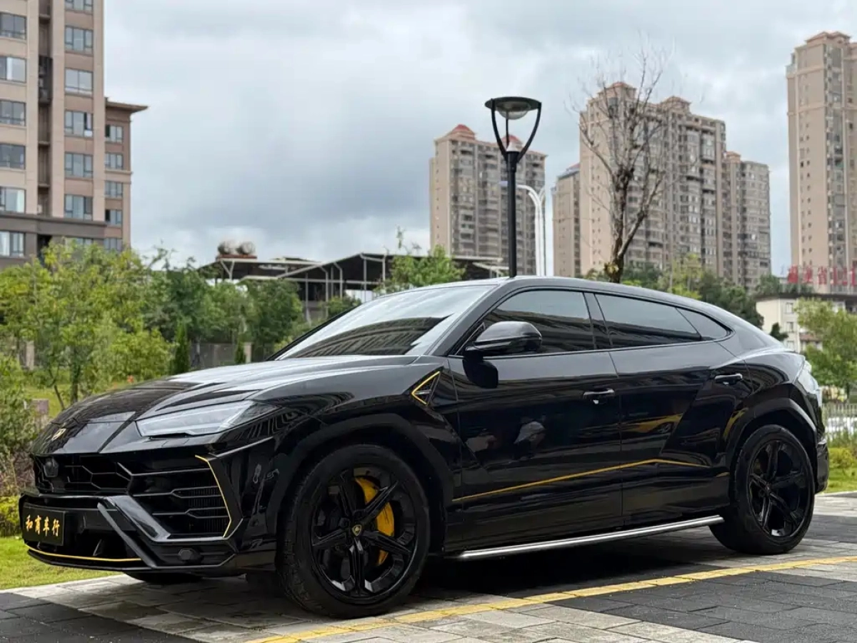 LAMBORGHINI URUS