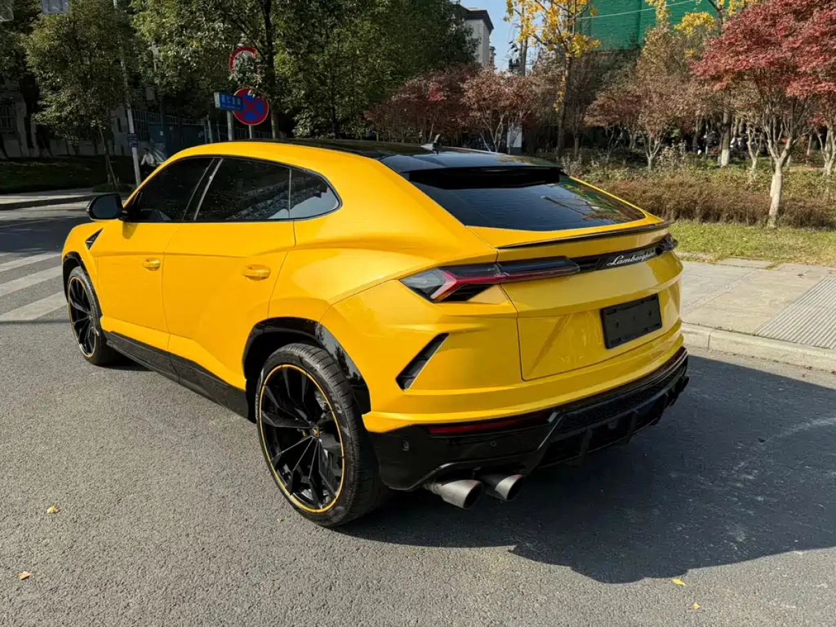 LAMBORGHINI URUS