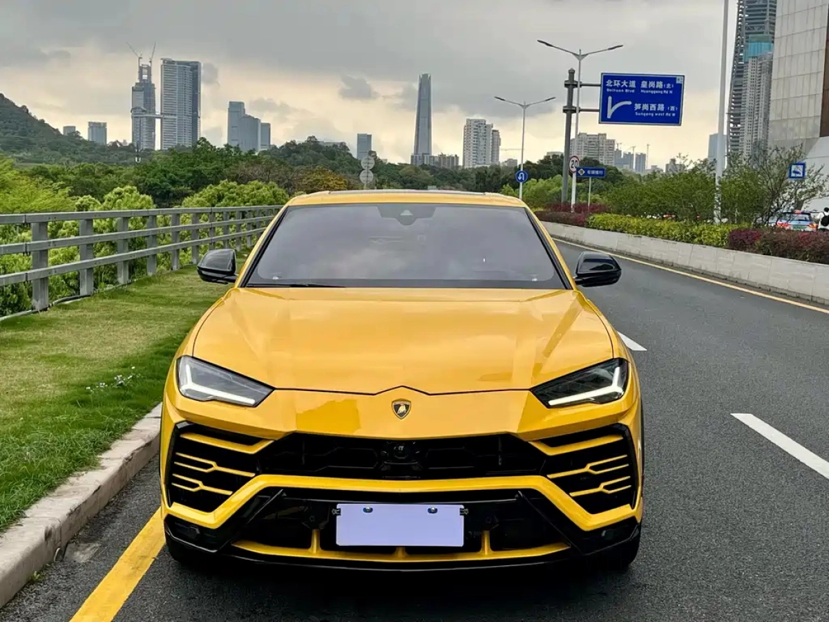 LAMBORGHINI URUS