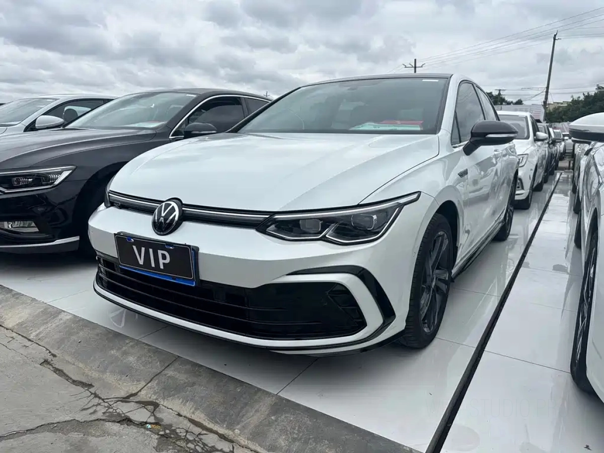 VOLKSWAGEN GOLF  2023
