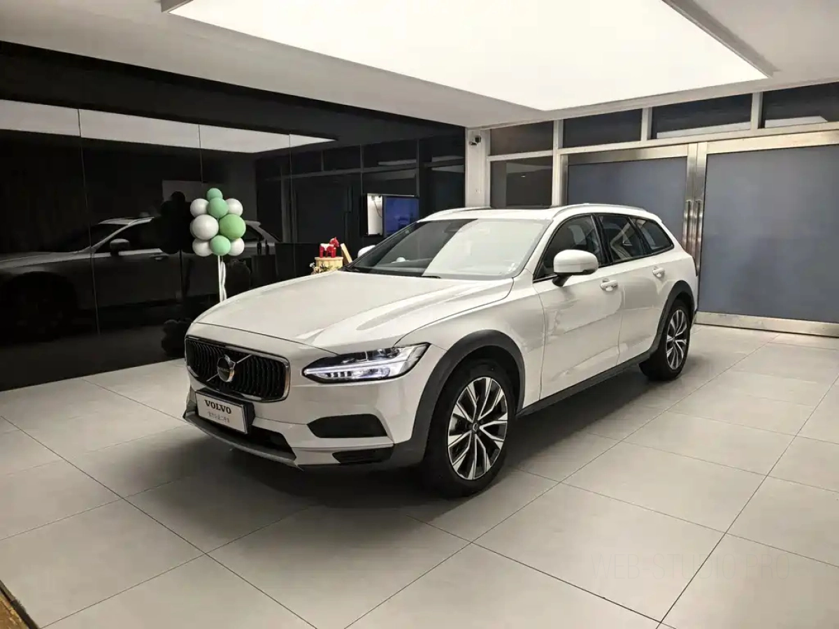 VOLVO V90  2025