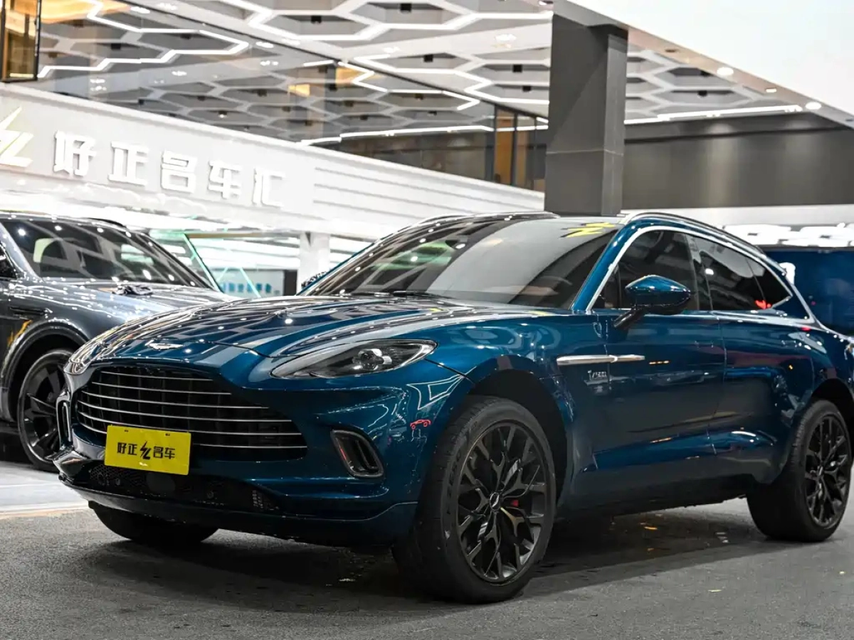 ASTON MARTIN DBX