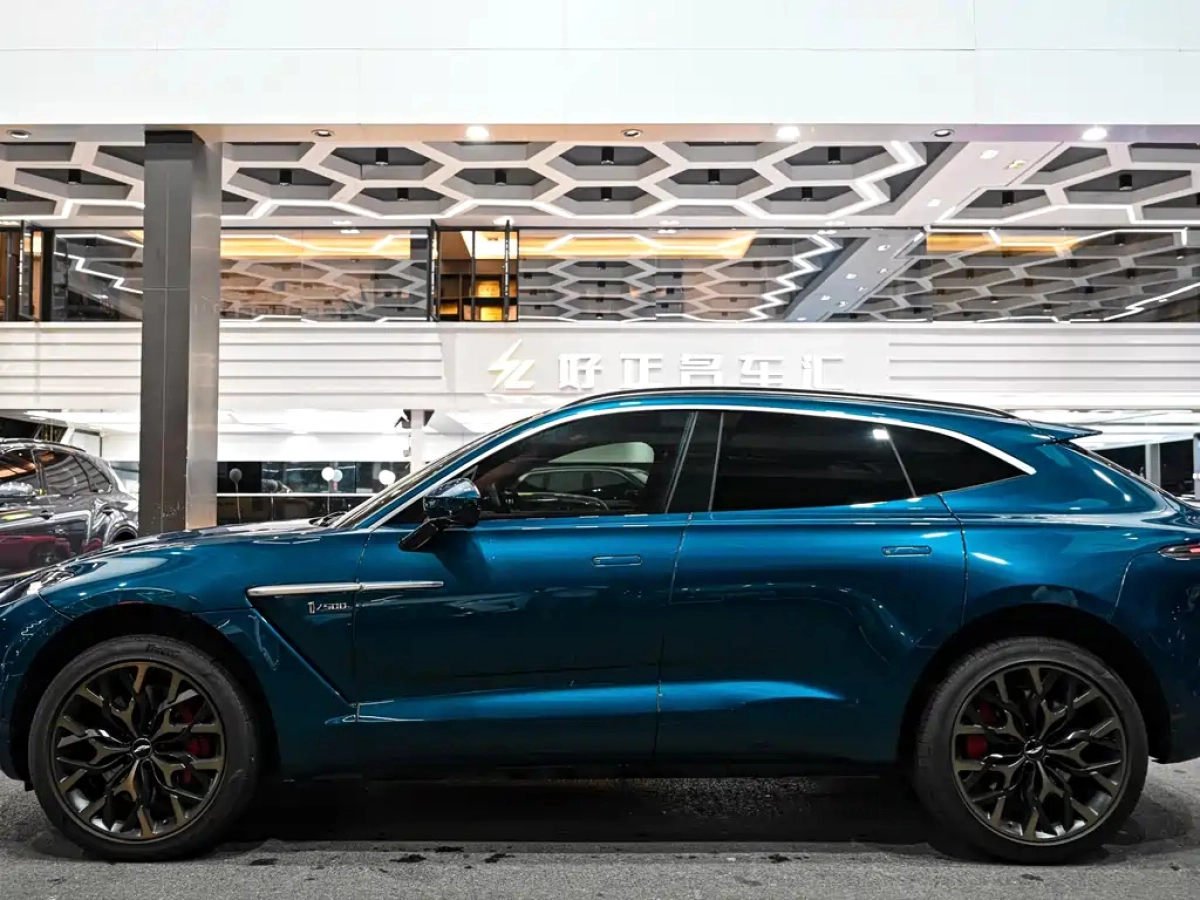 ASTON MARTIN DBX