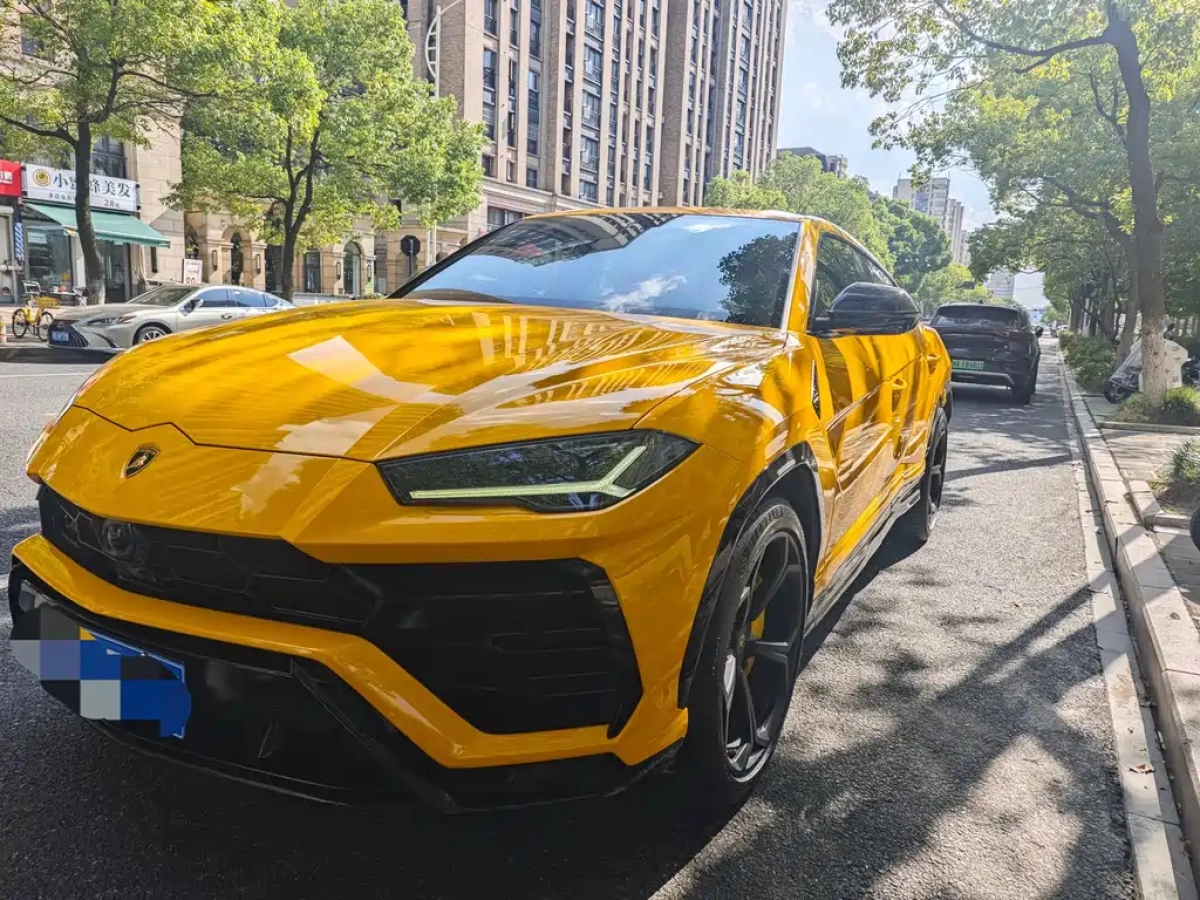LAMBORGHINI URUS