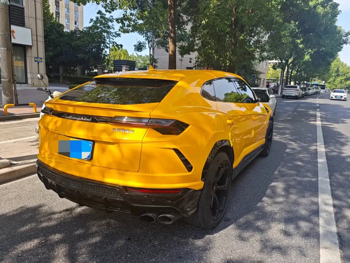 LAMBORGHINI URUS