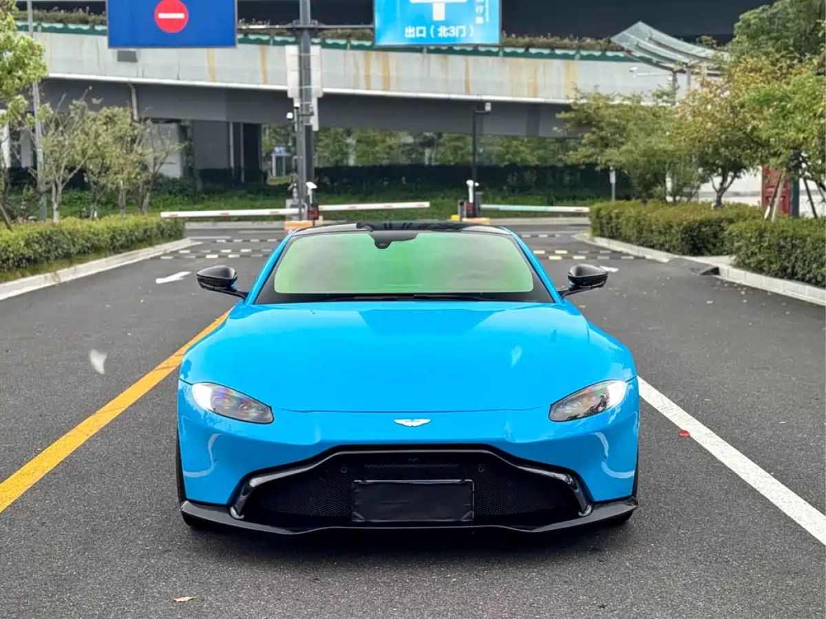 ASTON MARTIN V8 VANTAGE  2019