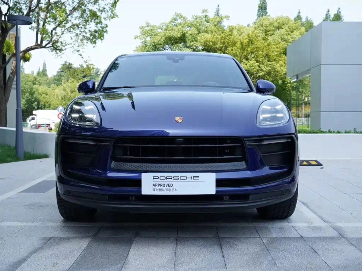 PORSCHE MACAN