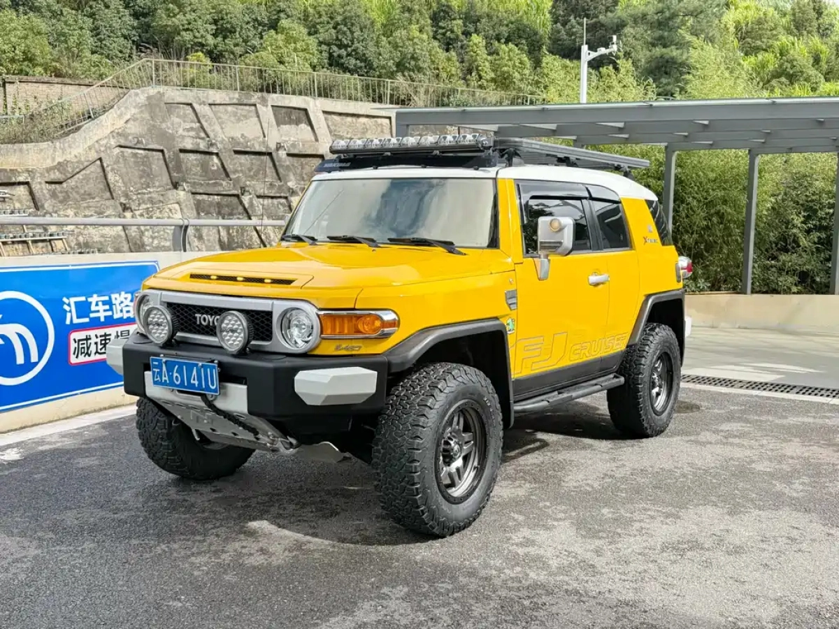 TOYOTA FJ CRUISER