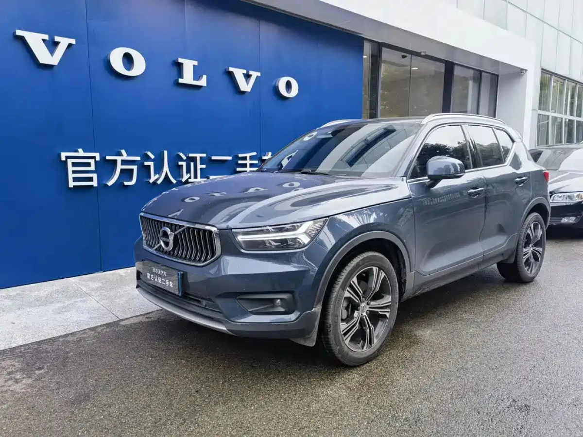 VOLVO XC40