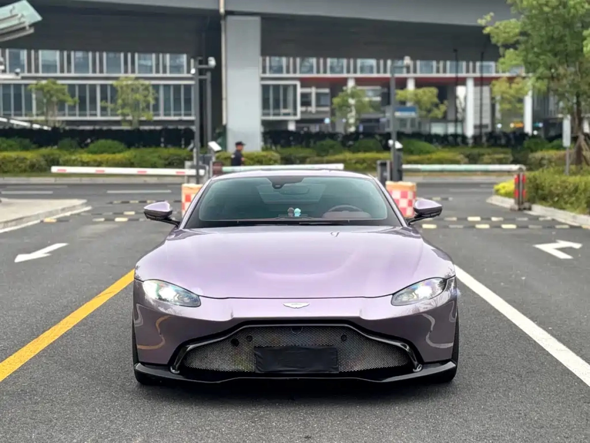 ASTON MARTIN V8 VANTAGE  2022