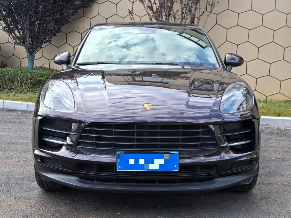 PORSCHE MACAN