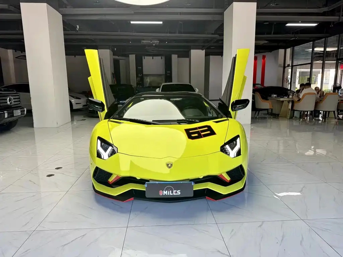 LAMBORGHINI AVENTADOR