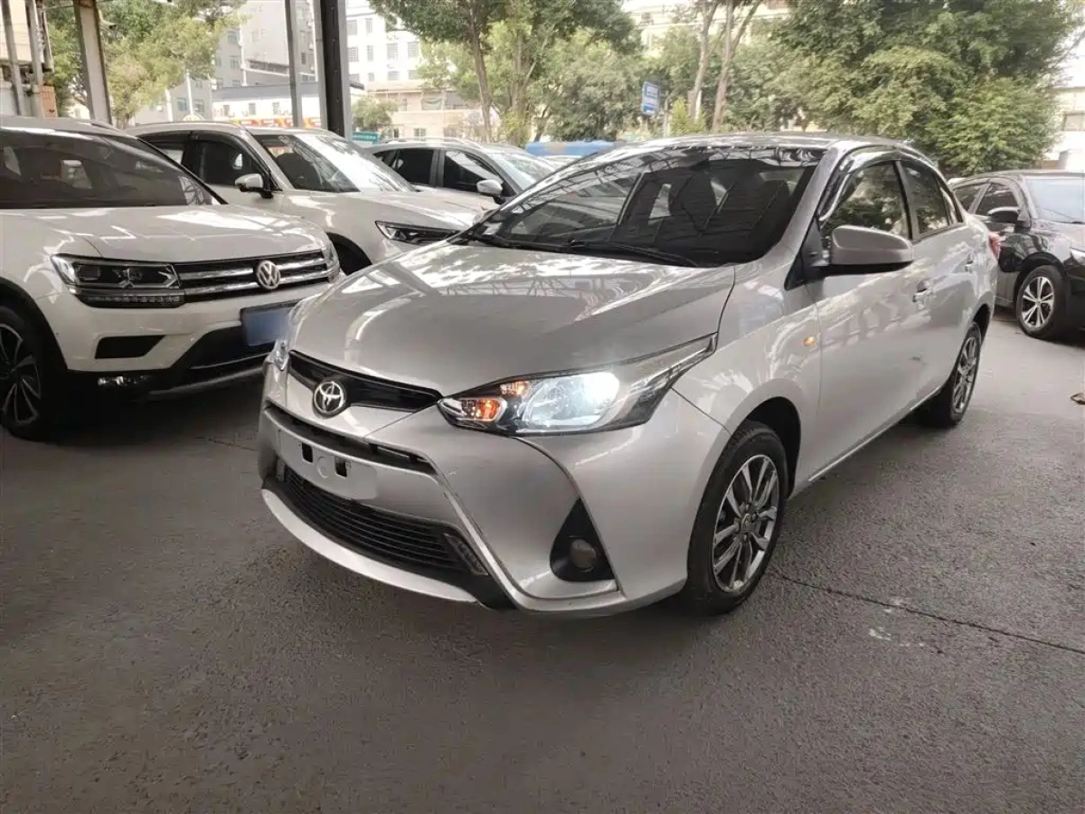 TOYOTA YARIS L INDULGENCE  2019