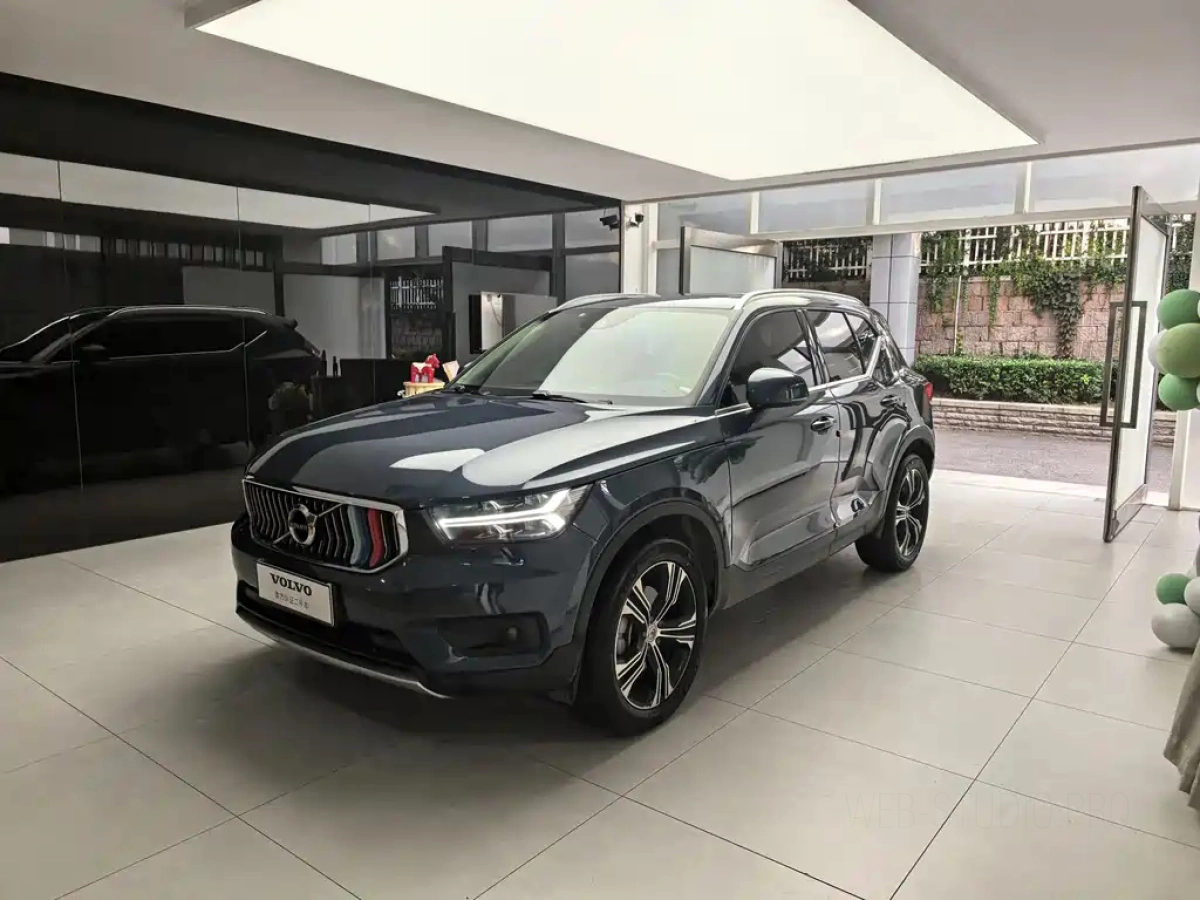 VOLVO XC40