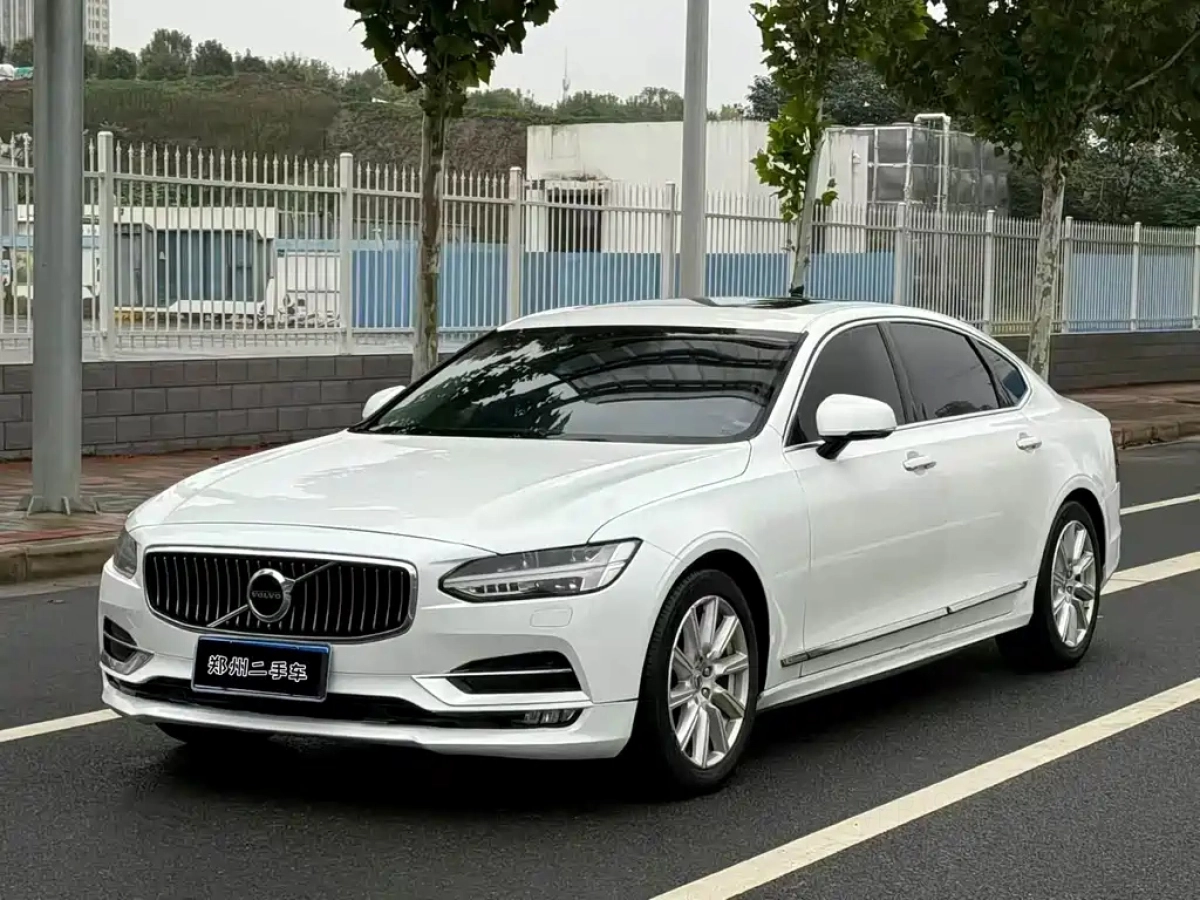 VOLVO S90
