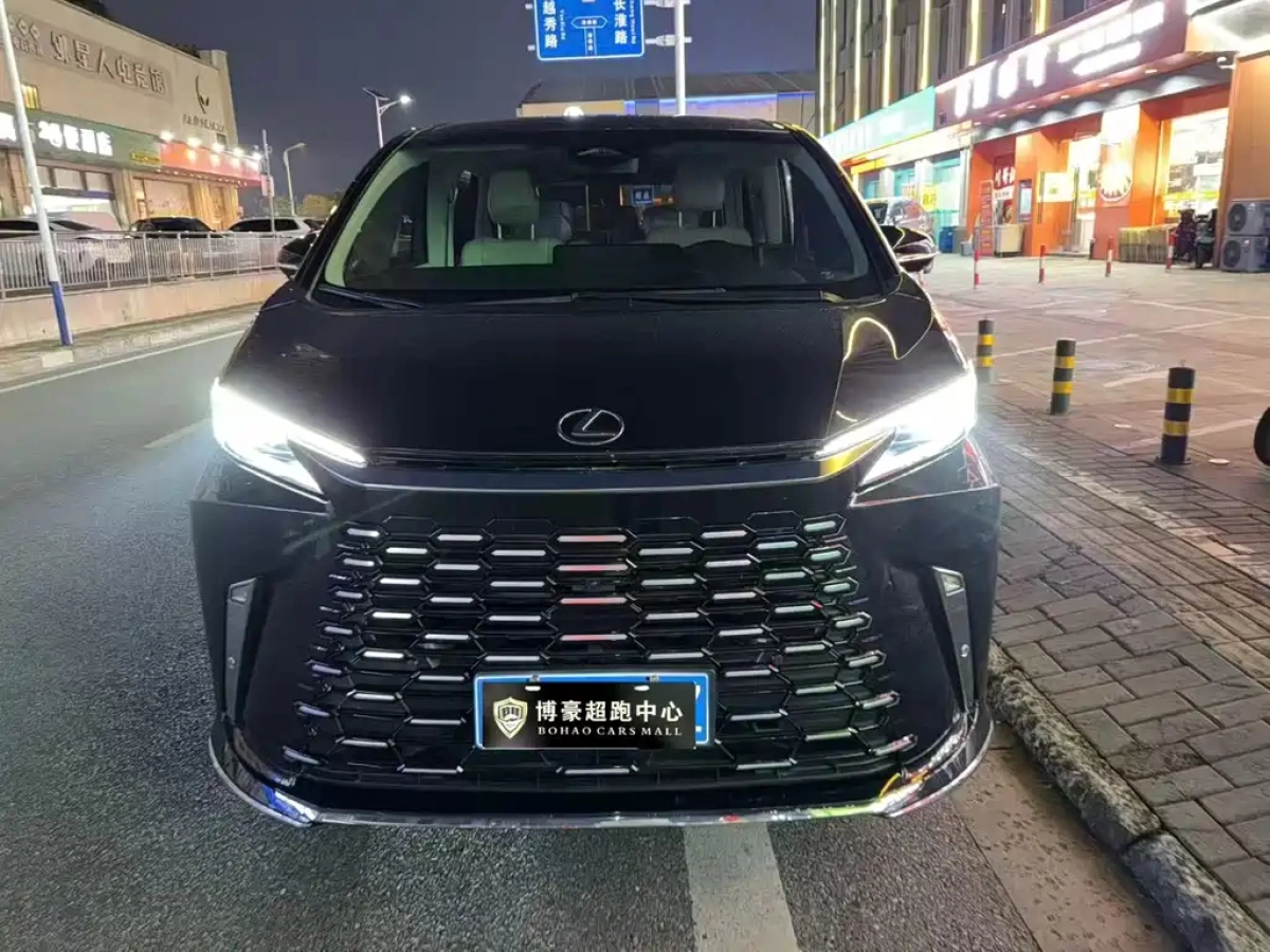 LEXUS LM  2023