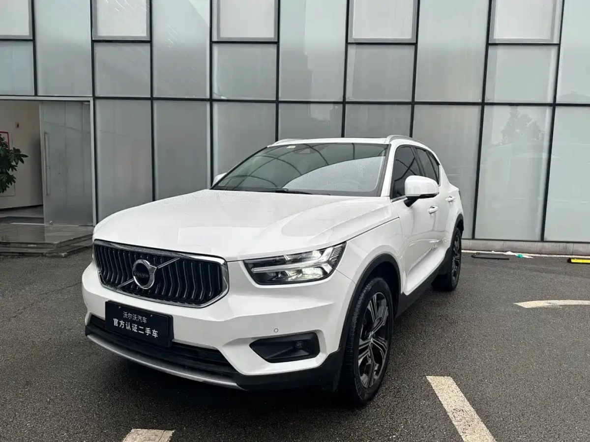 VOLVO XC40
