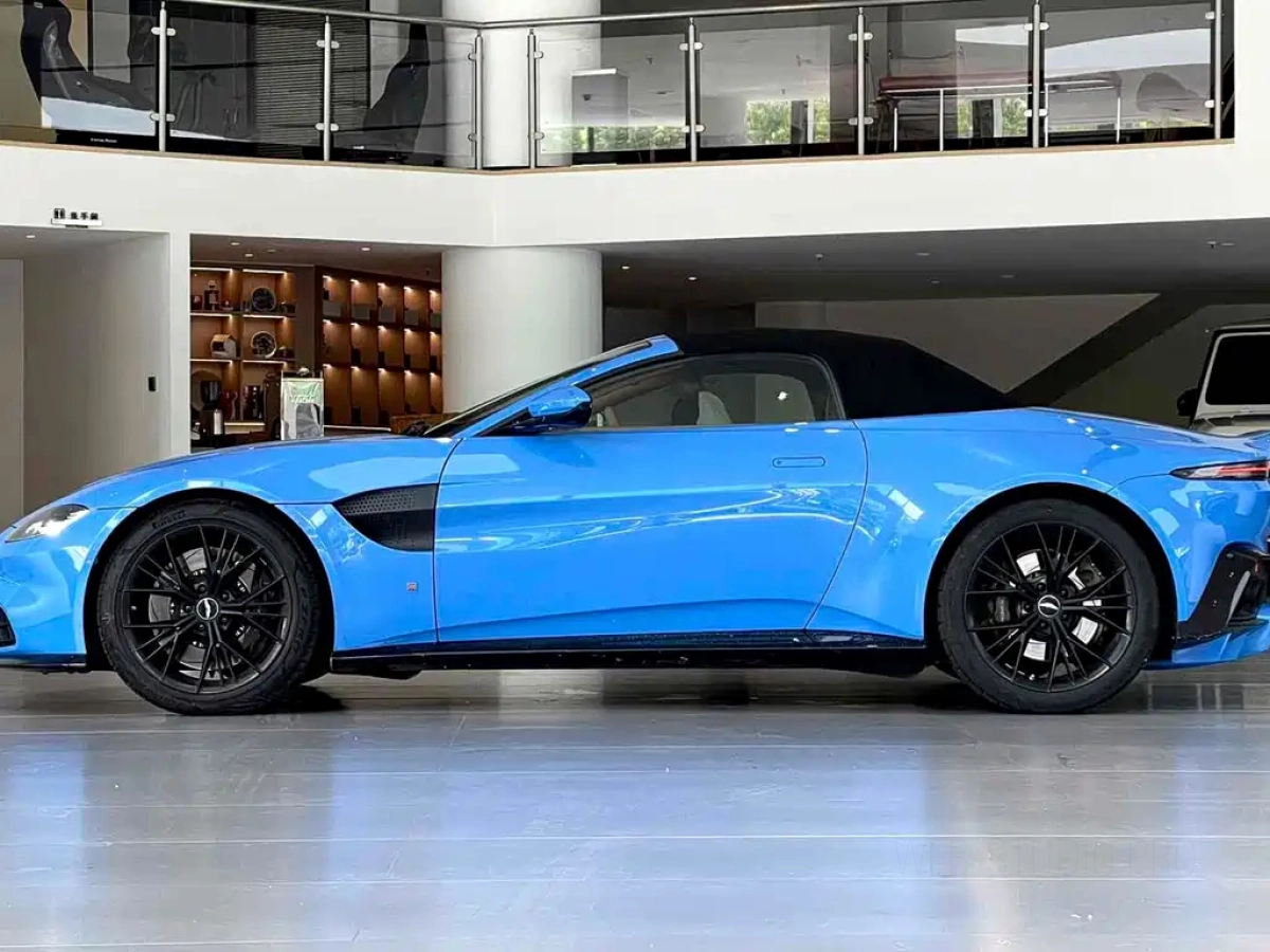 ASTON MARTIN V8 VANTAGE