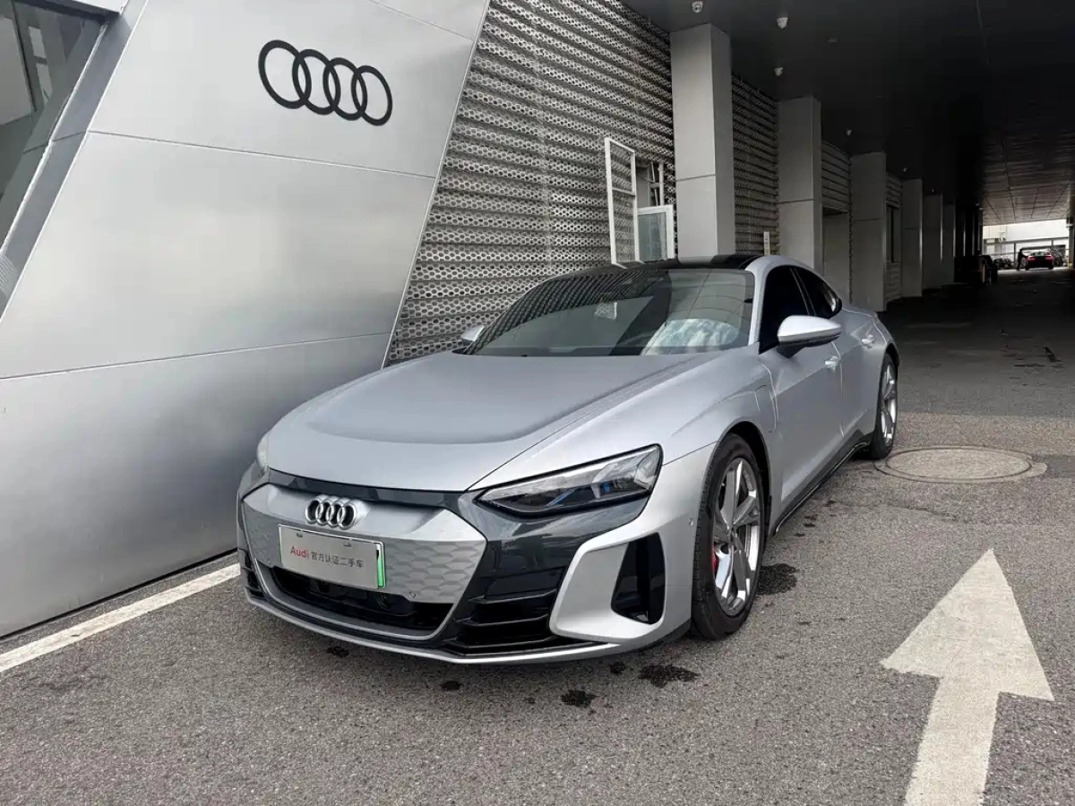 AUDI E-TRON GT  2024
