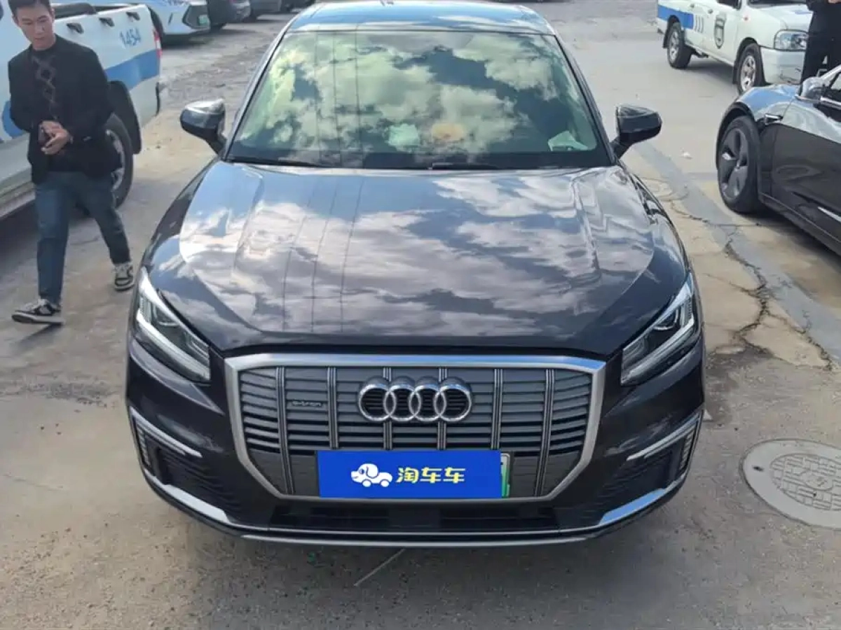 AUDI Q2L E-TRON