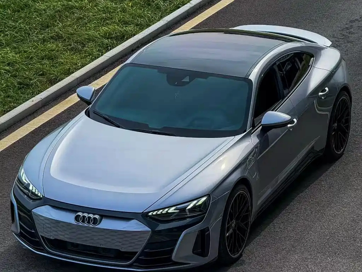 AUDI E-TRON GT  2024