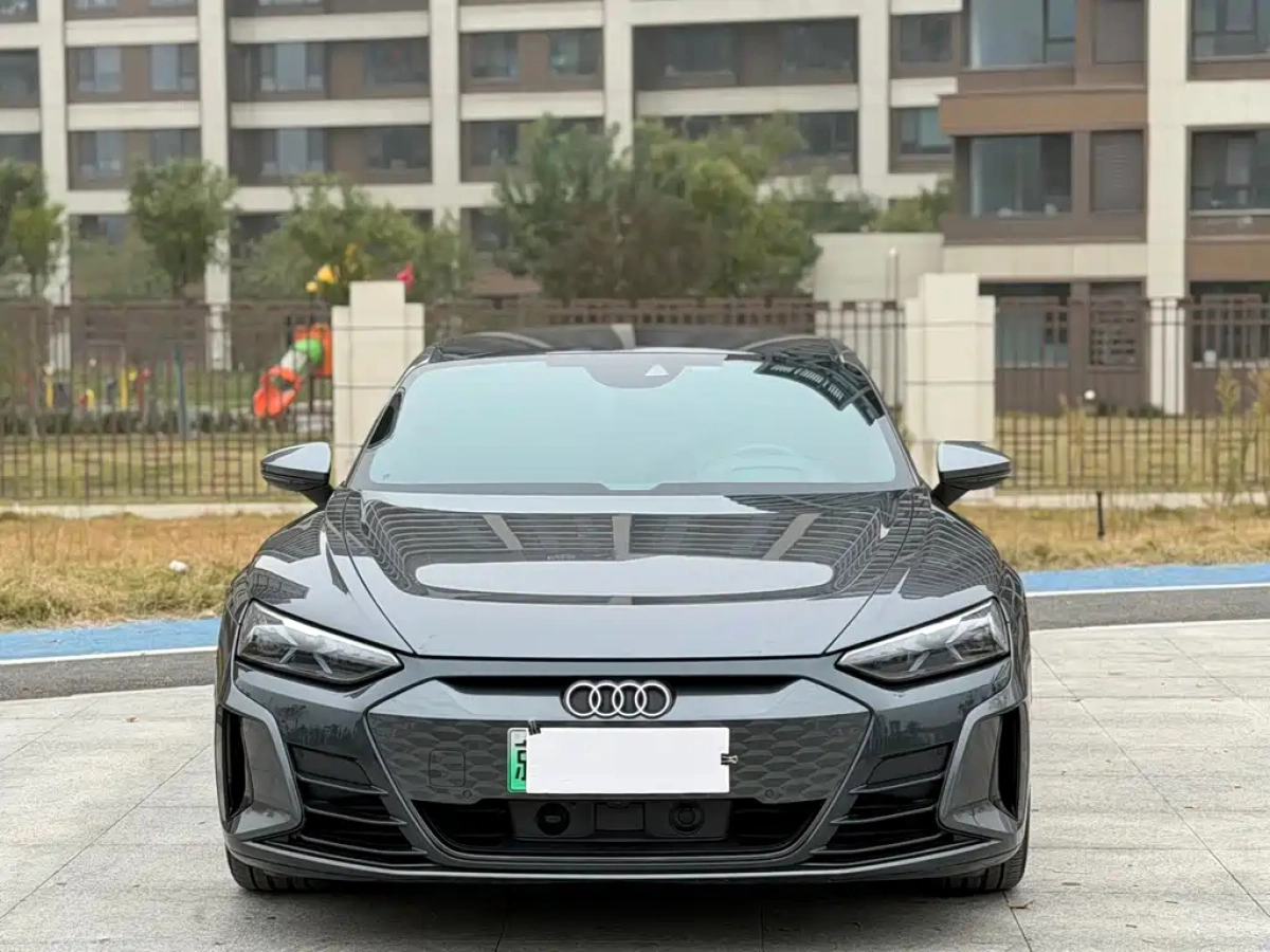 AUDI E-TRON GT  2024