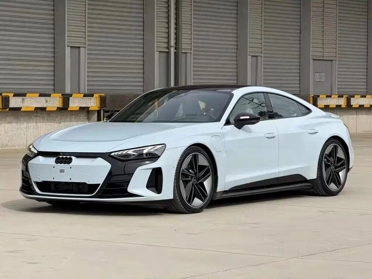 AUDI E-TRON GT  2024