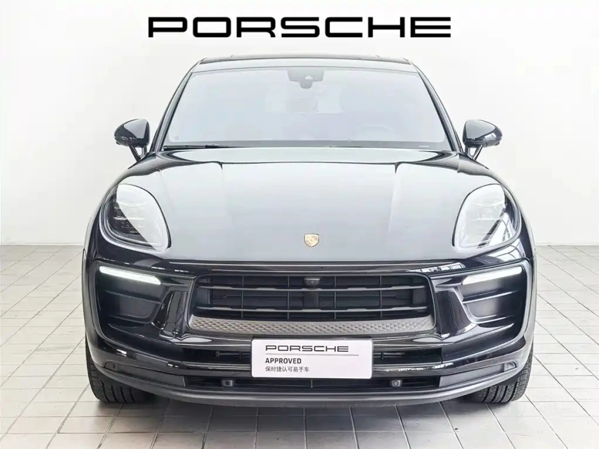 PORSCHE MACAN