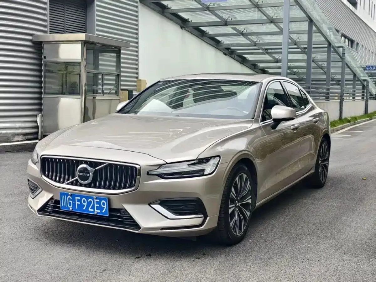 VOLVO S60  2025