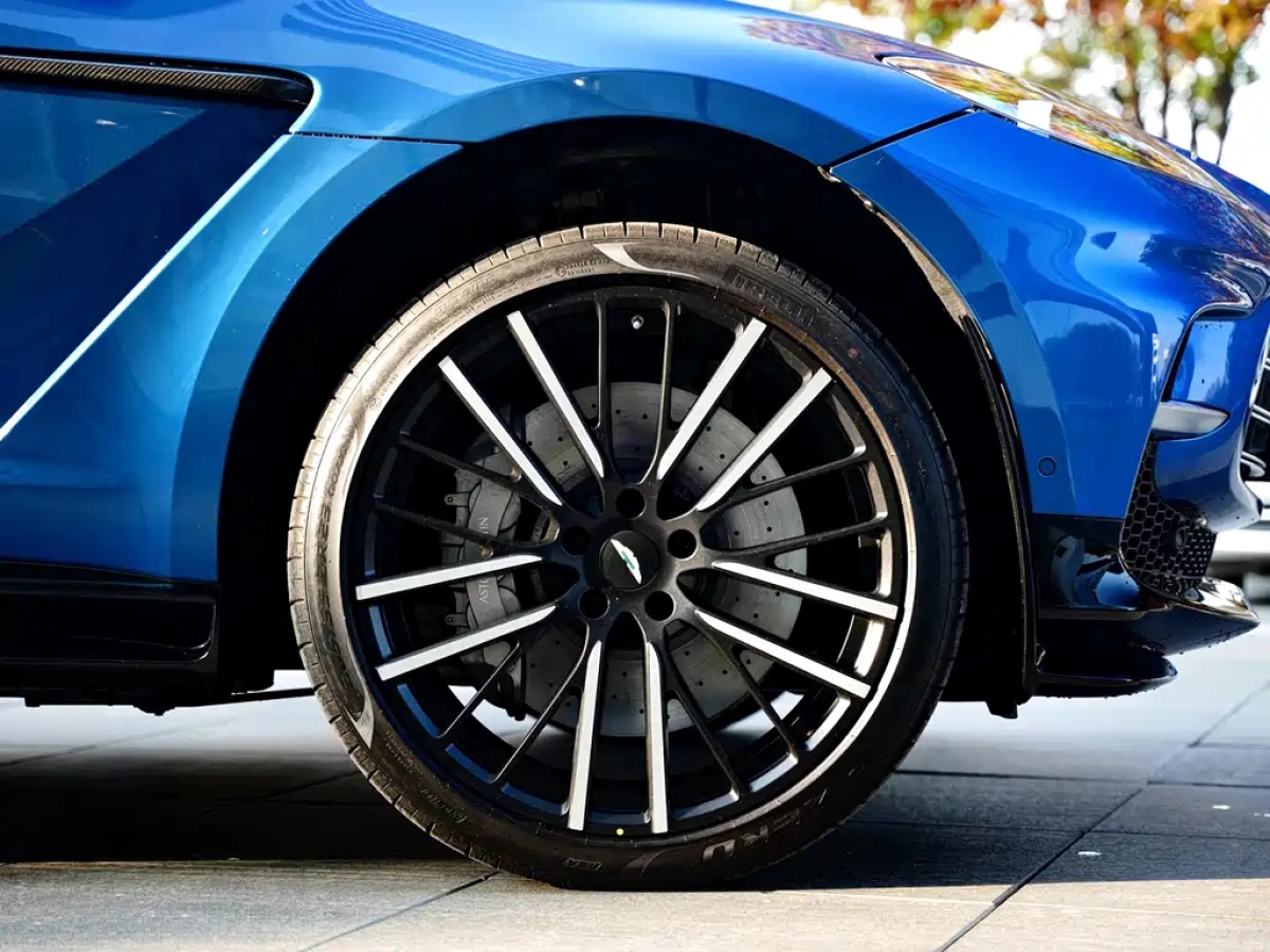 ASTON MARTIN DBX